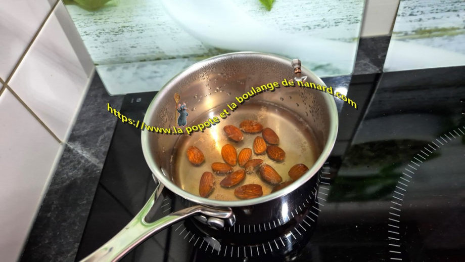 Plonger les amandes dans l\\\'eau bouillante chauffe coupée pendant 1 minute