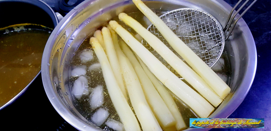 Plonger les asperges dans l\\\'eau glacée pour stopper la cuisson