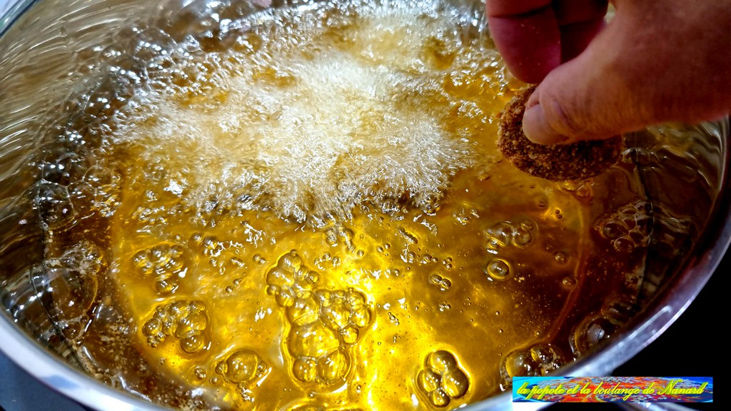 Plonger les nuggets par dix dans l\\\'huile chaude à 170°C