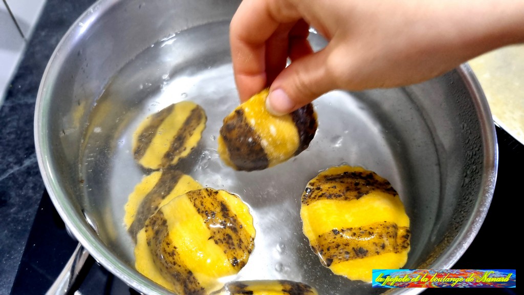 Plonger les ravioles par 10 dans une eau frémissante salée