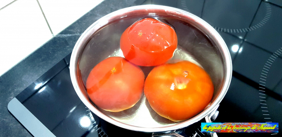 Plonger les tomates 10 seconces dans l\\\'eau bouillante pour les monder