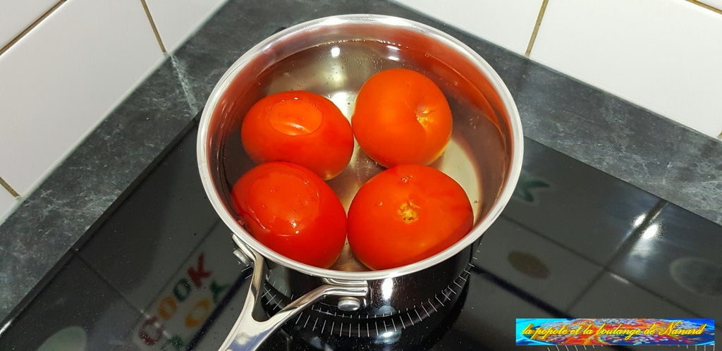 Plonger les tomates 10 secondes maximum dans l\\\'eau bouillante