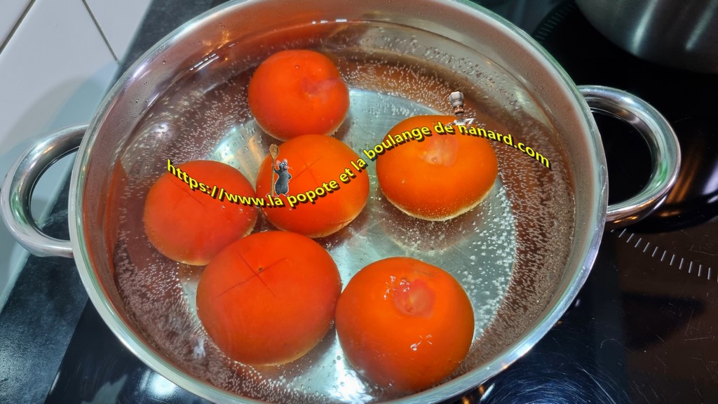 Plonger les tomates dans l\\\'eau bouillante pendant 10 secondes