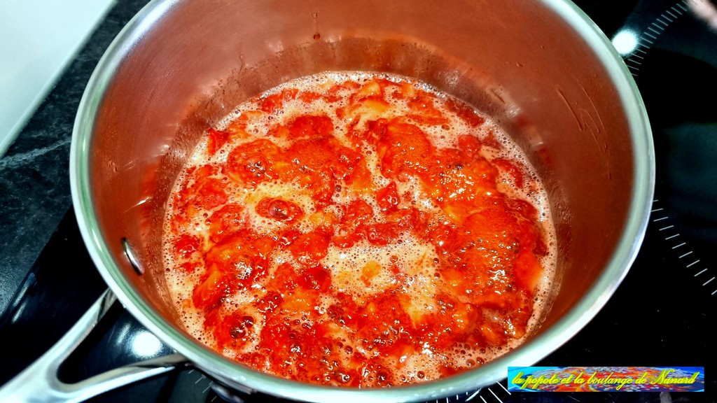 Porter à ébullition les fraises avec le sucre puis laisser compoter