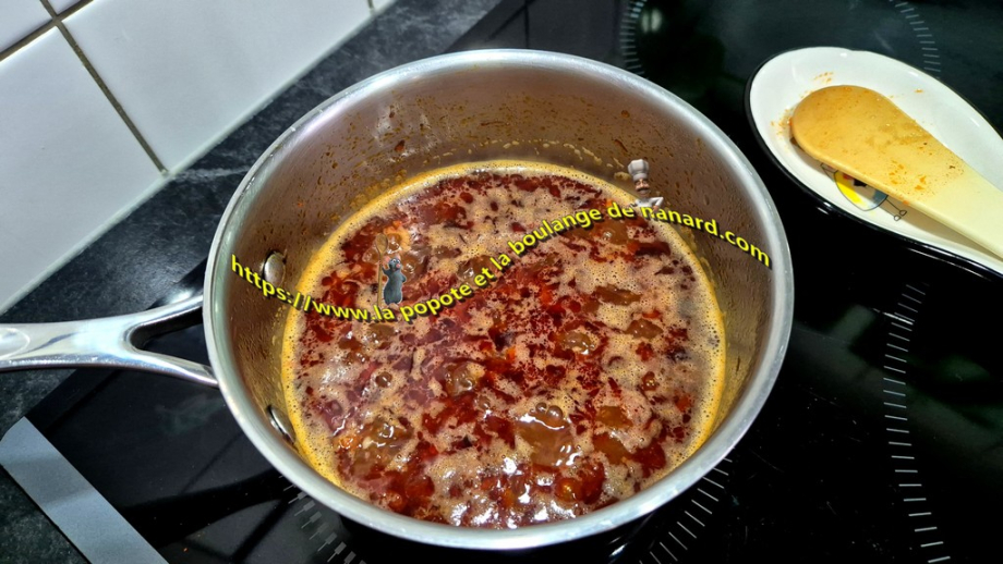 Porter à ébullition puis laisser mijoter la sauce 10 minutes à feu doux