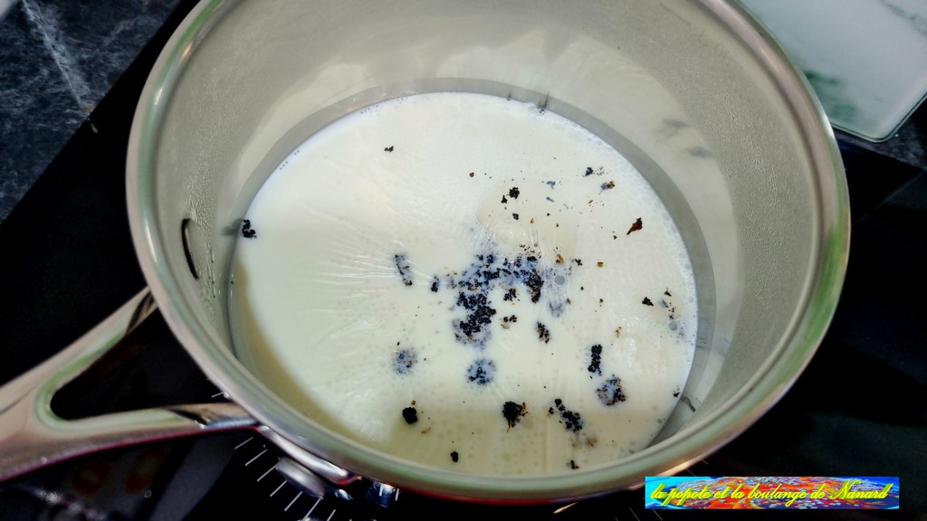 Porter le lait à ébullition avec les grains de vanille