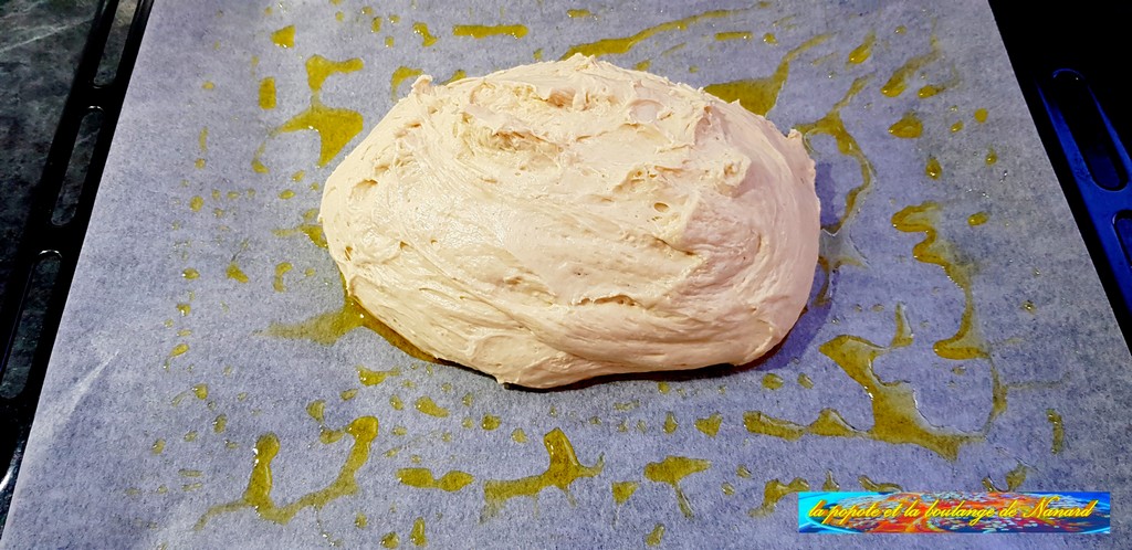 Poser la pâte au centre de la plaque puis laisser à nouveau reposer  45 minutes