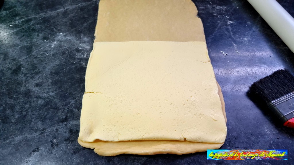 Poser le beurre sur la moitié inférieure de la pâte à environ 5mm du bord