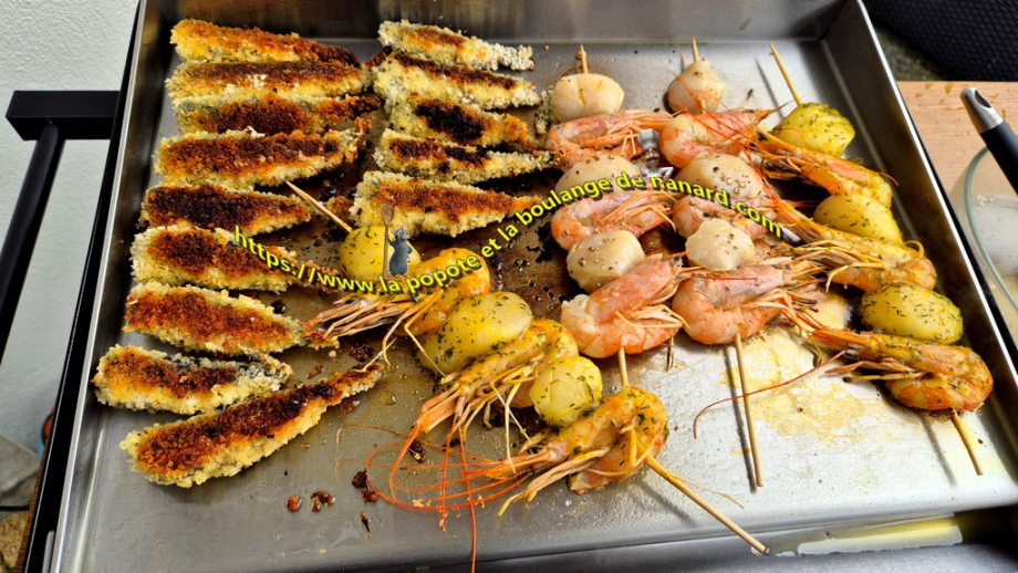 Poser les brochettes sur la plancha à côté des sardines