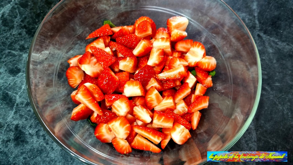 Poser les fraises coupées sur la menthe
