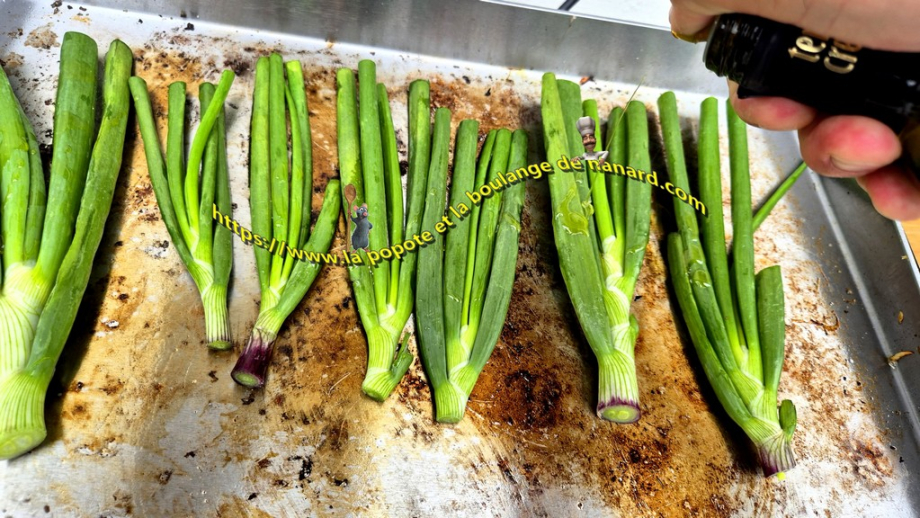 Poser les tiges des oignons nouveaux sur la plancha