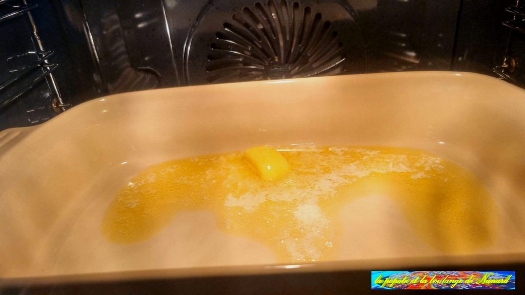 Préchauffer le four à 220°C pendant 10 minutes avec le plat et le beurre