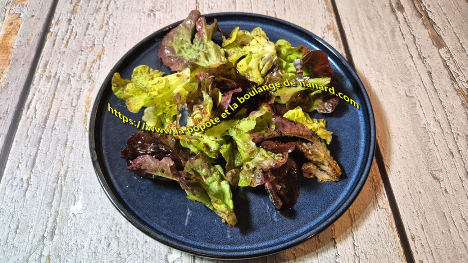 Préparer une salade verte dans une assiette