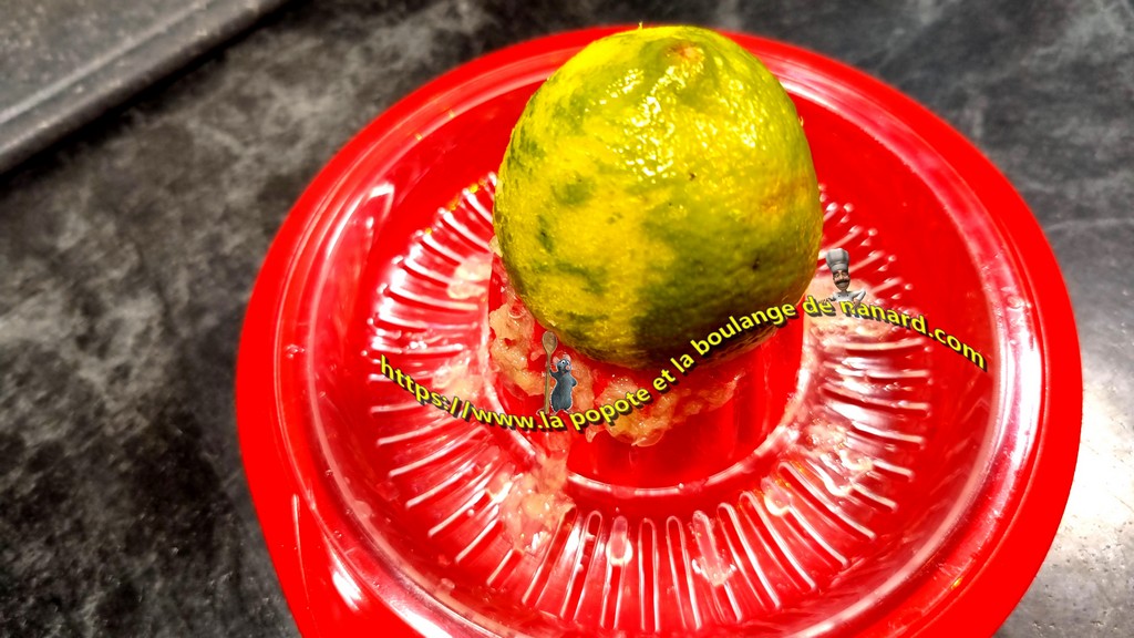 Presser la moitié du citron vert
