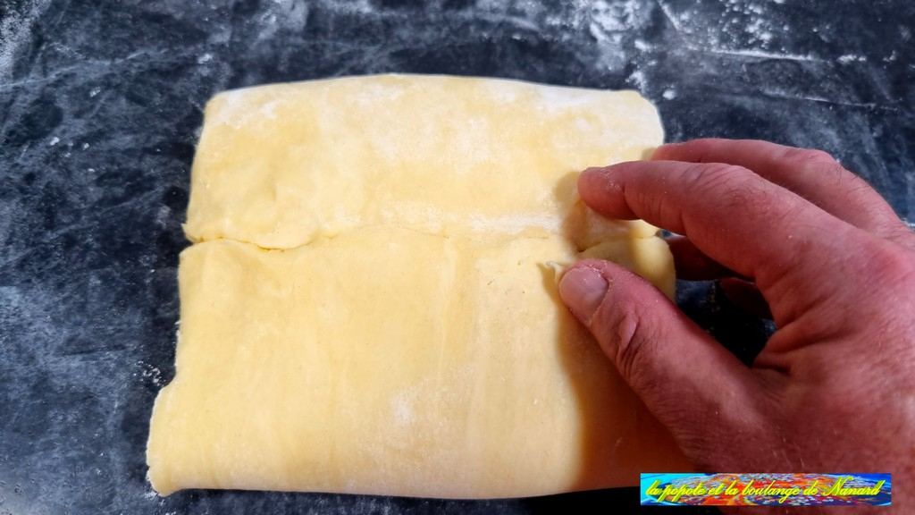 Rabattre le beurre manié sur la détrempe en joignant correctement les extrémités