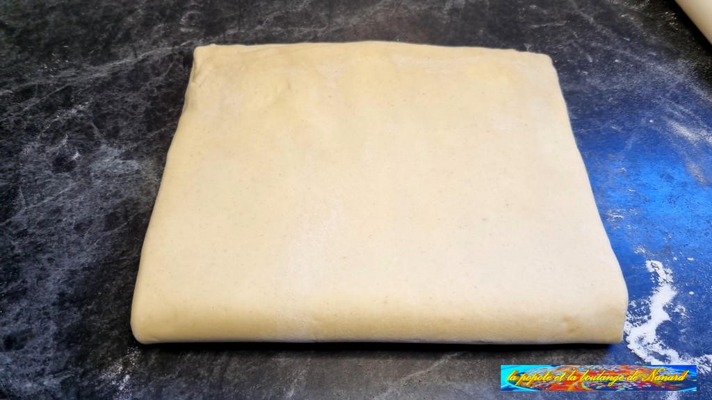 Rabattre le bord inférieur sur la pâte (2)
