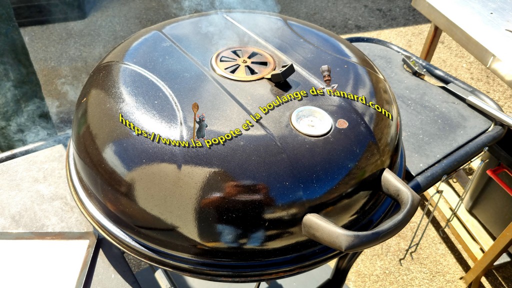 Rabattre le couvercle du barbecue puis laisser cuire 12 minutes