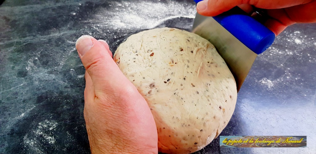 Raffermir la pâte en ramenant plusieurs fois les bords vers l\\\'intérieur à l\\\'aide d\\\'un coupe pâte