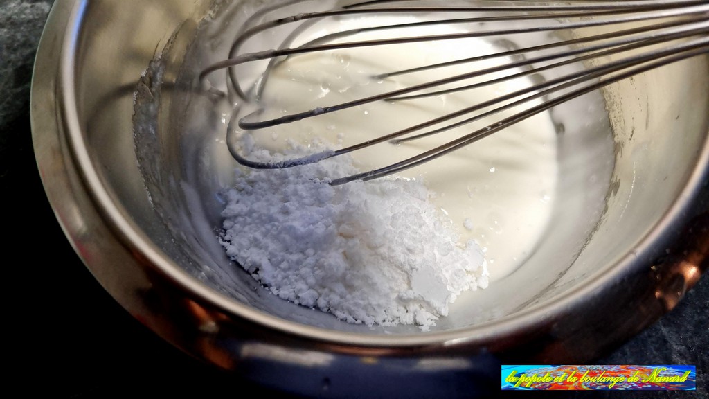 Rajouter du sucre glace si la préparation semble liquide