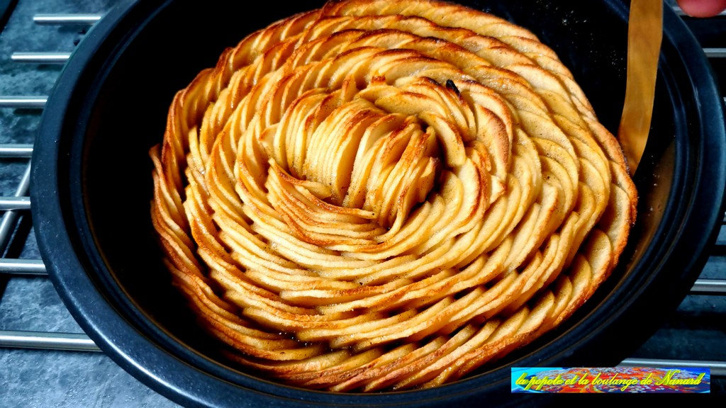 Ramener les pommes vers l\\\'intérieur afin de pouvoir y glisser la pâte
