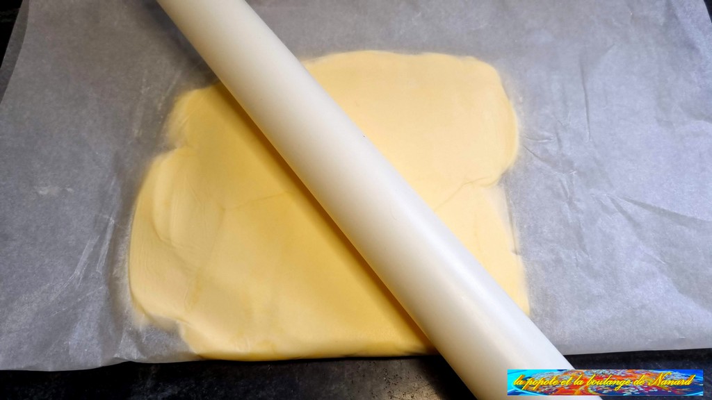 Ramollir le beurre à l\\\'aide du rouleau à pâtisserie