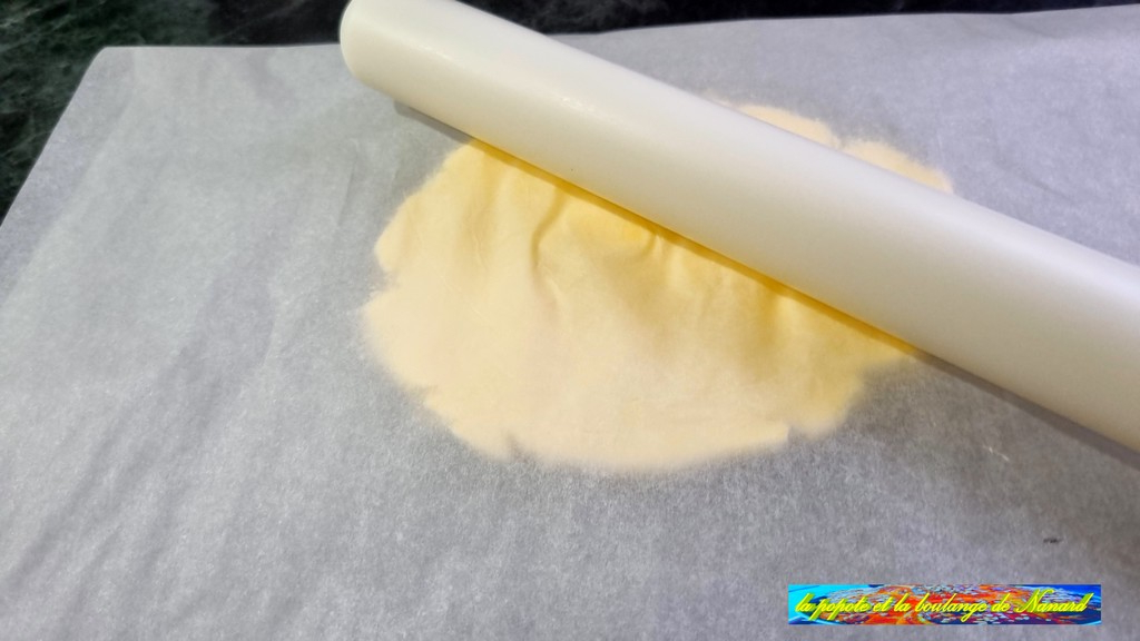 Ramollir le beurre entre le papier sulfurisé à l\\\'aide du rouleau à pâtisserie