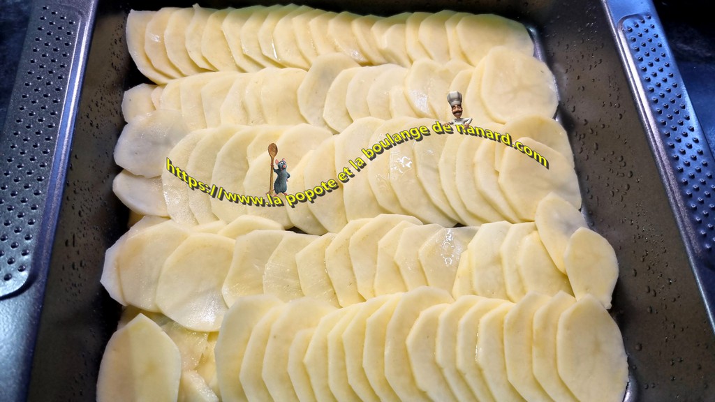 Ranger un tiers des pommes de terre en lamelles dans le plat