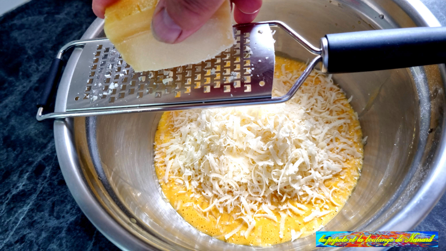Râper le parmesan  dans la préparation