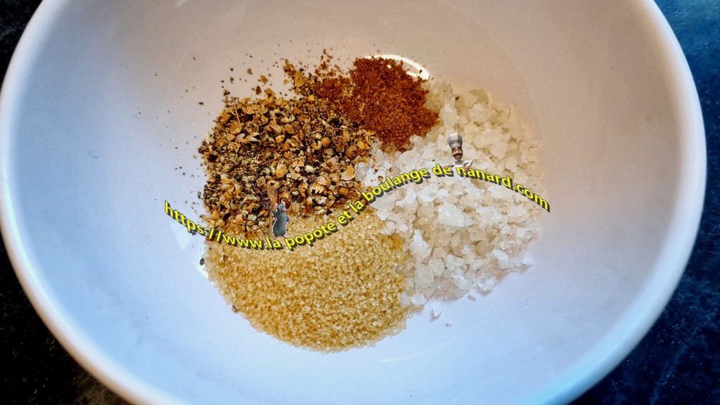 Rassembler dans un ravier le sucre, le sel, le qutre épices et les graines concassées