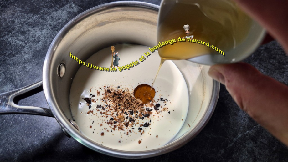 Rassembler dans une casserole la crème, la fève de Tonka et le miel