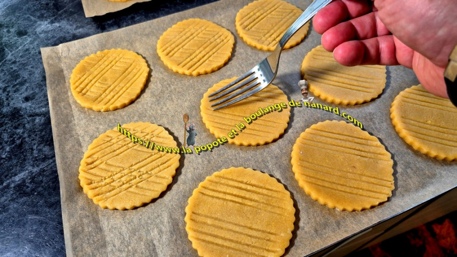 Réaliser des croisillons avec les dents d\\\'une fourchette sur les galettes