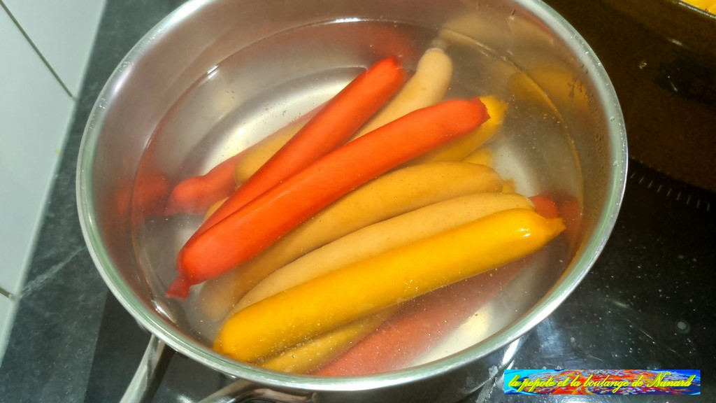 Réchauffer les saucisses 2 minutes dans une eau frémissante