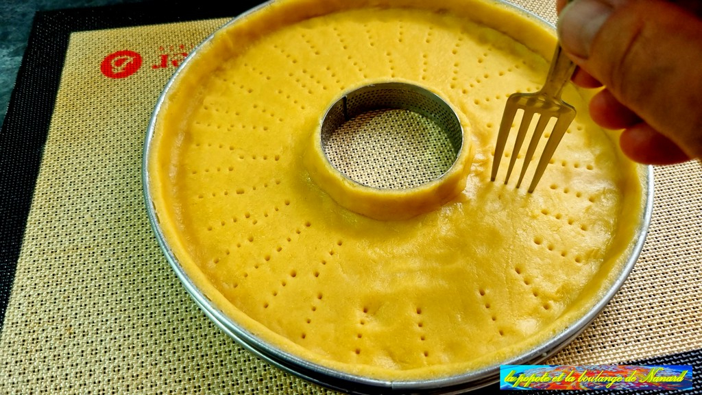 Recouvrir le petit cercle de pâte puis piquer le fond à la fourchette