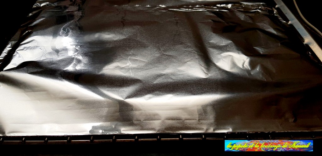 Recouvrir une grille à pâtisserie de papier aluminium