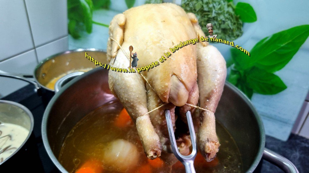 Récupérer délicatement la poule dans le bouillon