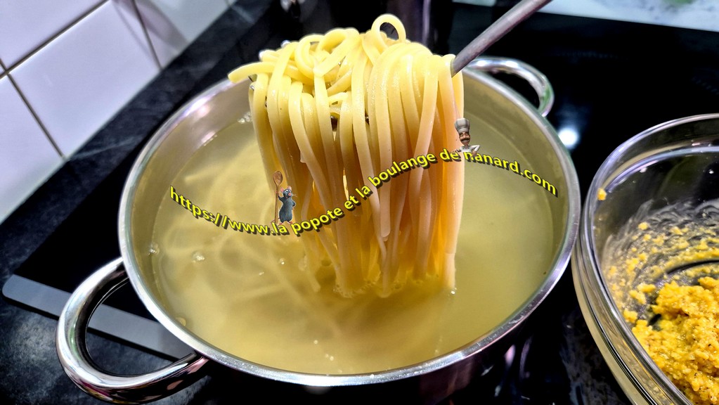 Récupérer les pâtes dans l\\\'eau à l\\\'aide d\\\'une cuillère à spaghettis