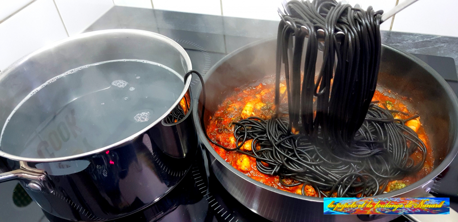 Récupérer les spaghettis 2 minutes avant le tems de cuisson indiqué puis les ajouter aux crevettes