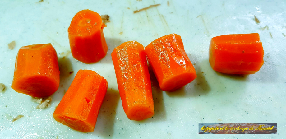 Récupérer quelques morceaux de carottes de cuisson