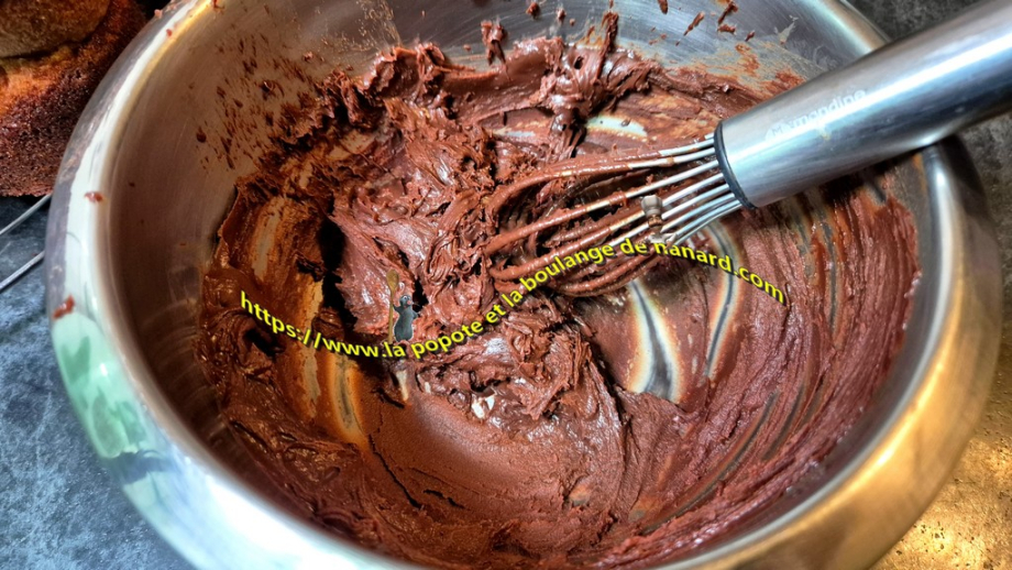 Redonner de la souplesse à  la ganache en la fouettant dans un cul de poule