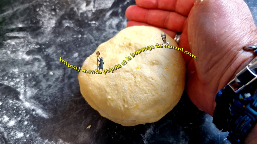 Reformer une boule avec les chutes pour confectionner d\\\'autres bugnes jusqu\\\'à épuisement de la pâte