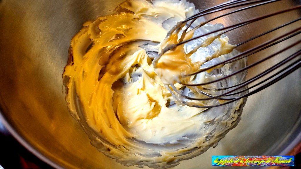 Rendre le beurre pommade dans un cul de poule au fouet