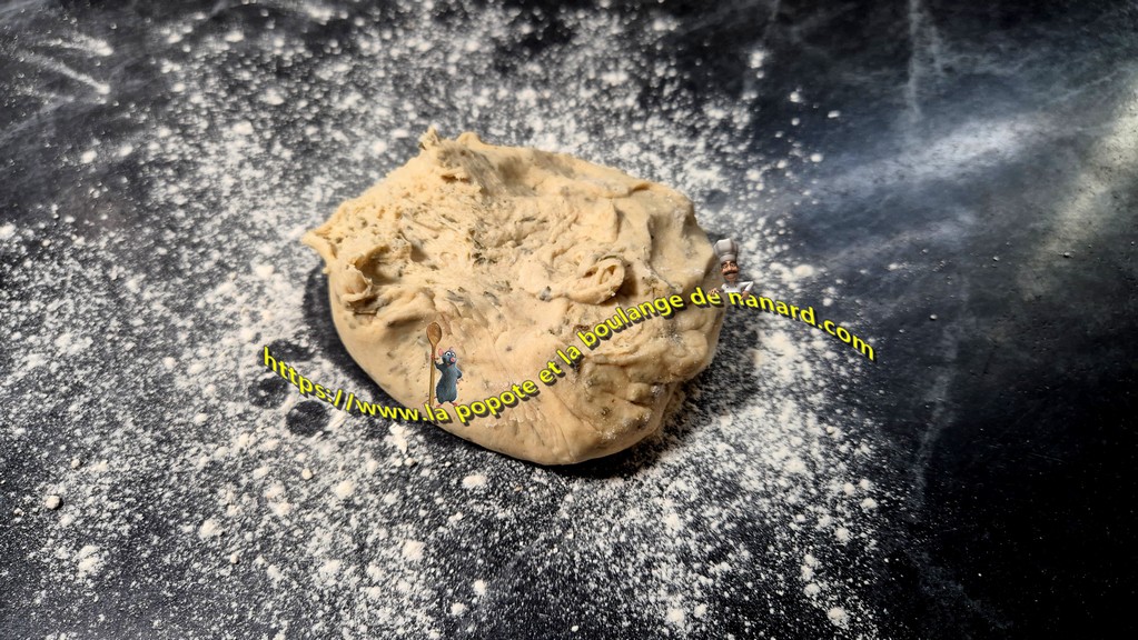 Renverser la pâte sur le plan de travail fariné