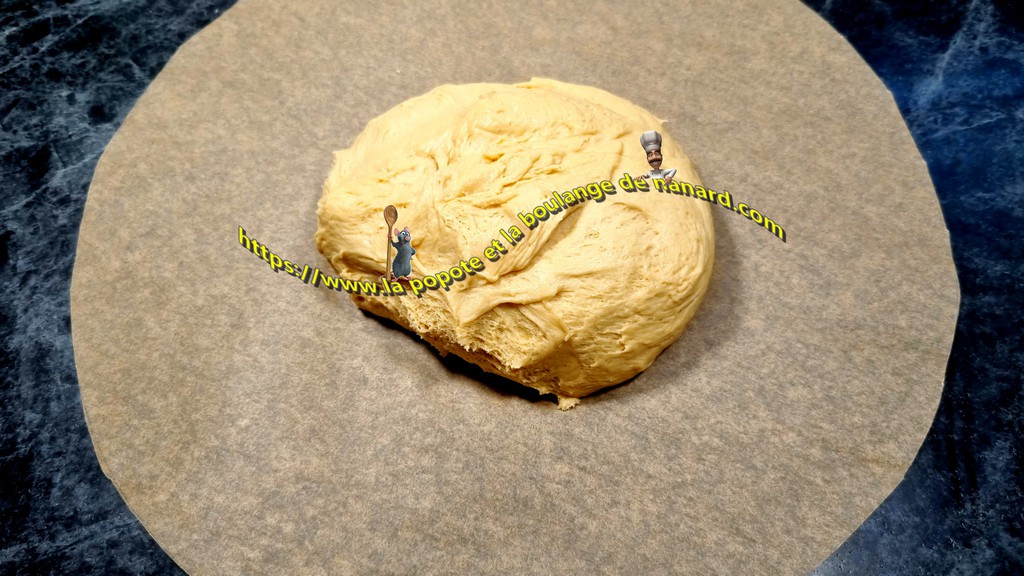 Renverser la pâte sur un papier sulfurisé découpé à la dimension de la plaque