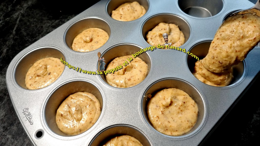 Répartir la pâte dans les empreintes à muffins