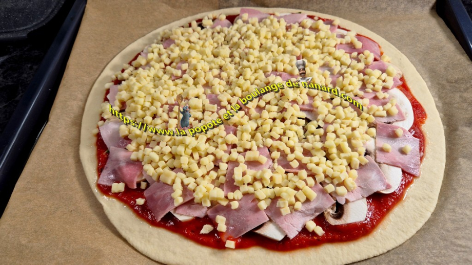 Répartir le fromage spécial pizza