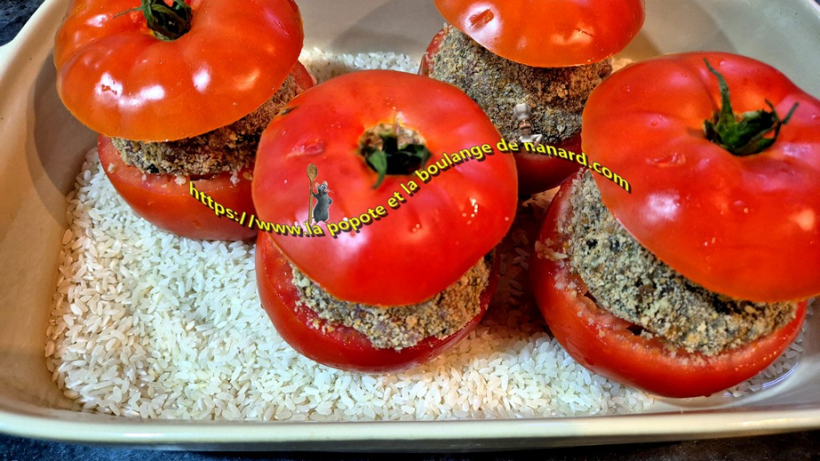 Répartir le riz autour des tomates