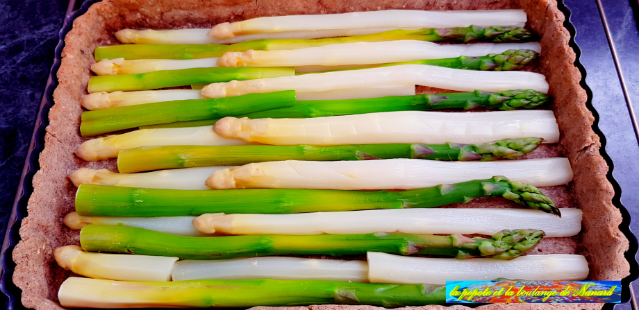 Répartir les asperges tête-bêche sur le fond de pâte