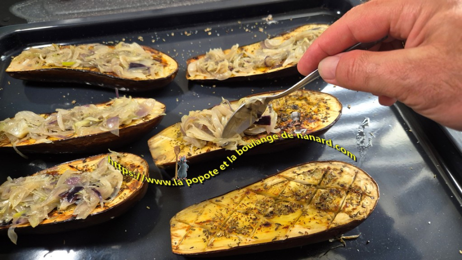 Répartir les oignons sur les aubergines