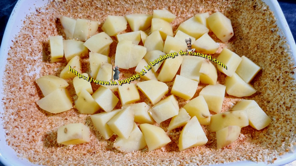 Répartir les pommes de terre en morceaux dans le grand plat
