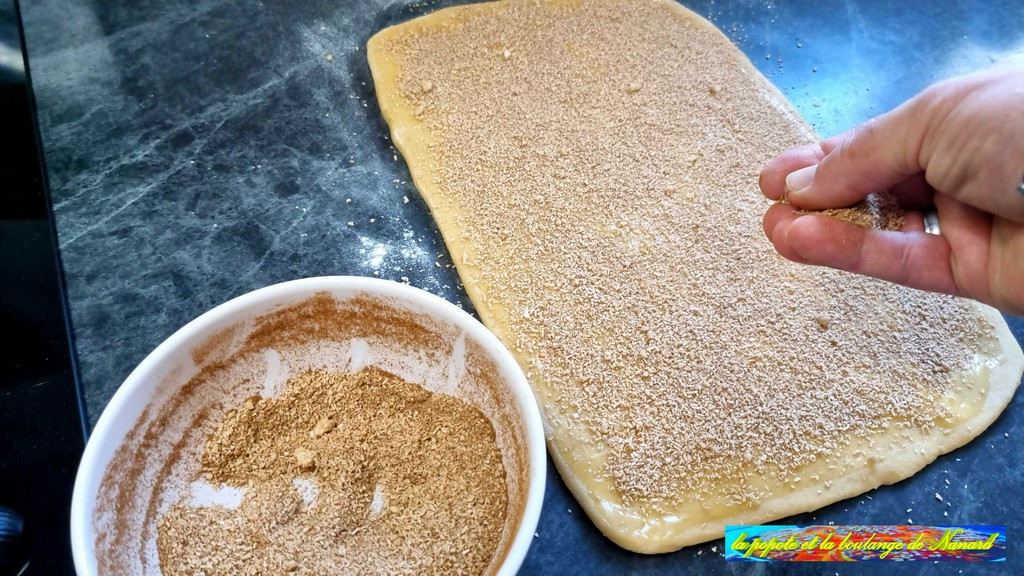Répartir sur toute la surface de la pâte le mélange coco et cannelle